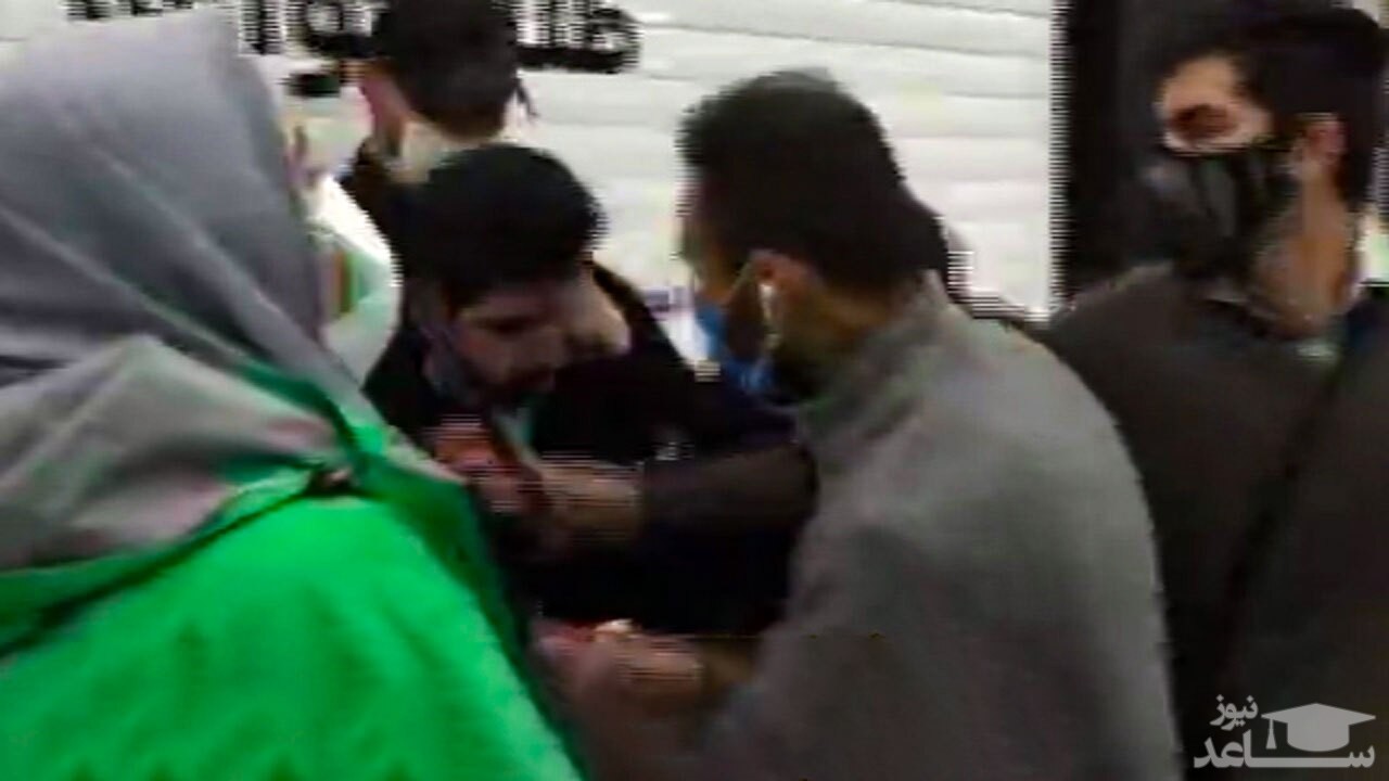 فیلم لحظه حمله به یک خبرنگار در حراجی شهرک غرب