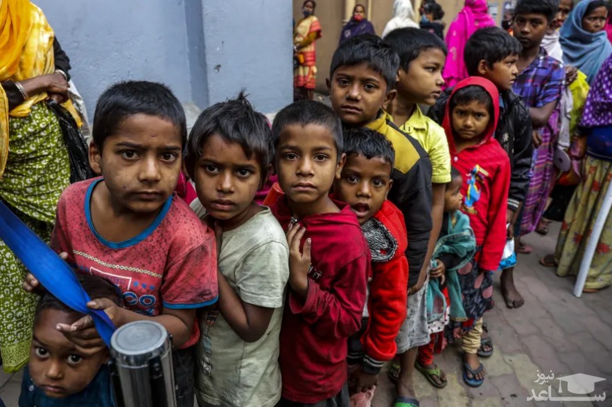 بی خانمان های شهر کلکته هند در صف دریافت غذای رایگان در مقابل یک خیریه/ آسوشیتدپرس