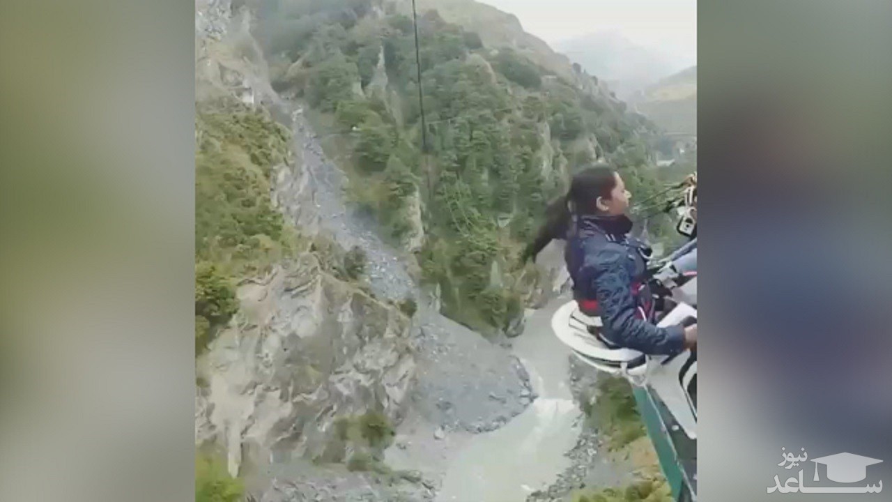 (فیلم) سقوط دختری جوان با صندلی از ارتفاع زیاد
