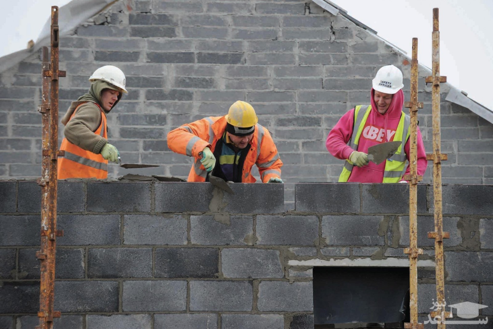 (فیلم) آوازخوانی متبحرانه یک بنا در حین کار