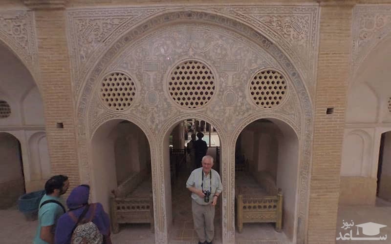 ورودی خانه عباسیان با دو تخت چوبی برای استراحت