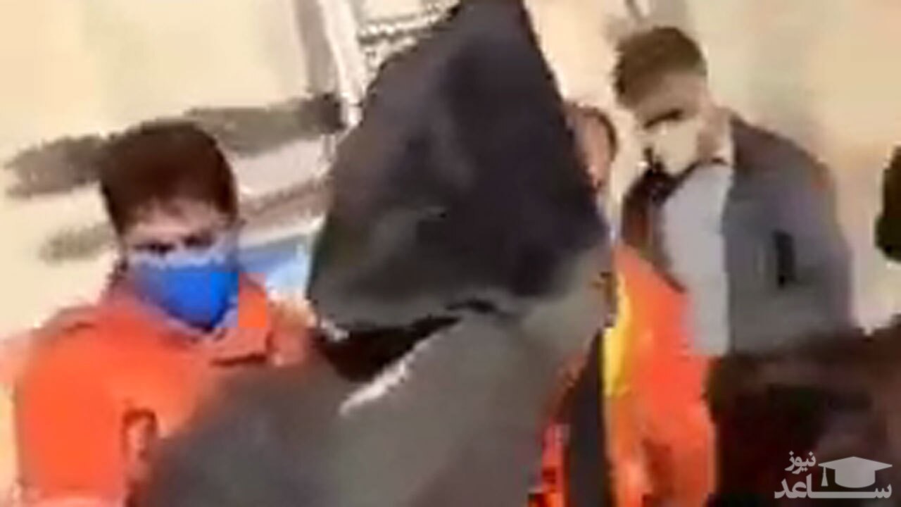 (فیلم) بیرون کشیدن جنازه یک دزد از داخل کانال کولر