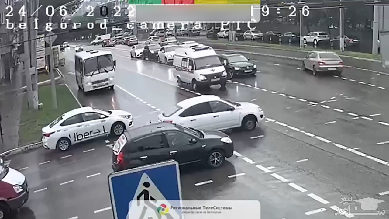 (فیلم) تصادف آمبولانس در حین ماموریت با خودروی سواری 