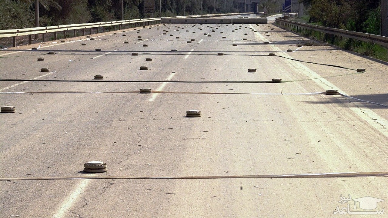 (فیلم) عبور ماشین‌ها از روی مین‌های وسط جاده