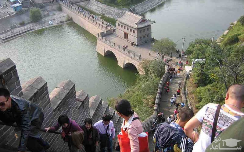 مردم در حال قدم زدن در دیوار چین