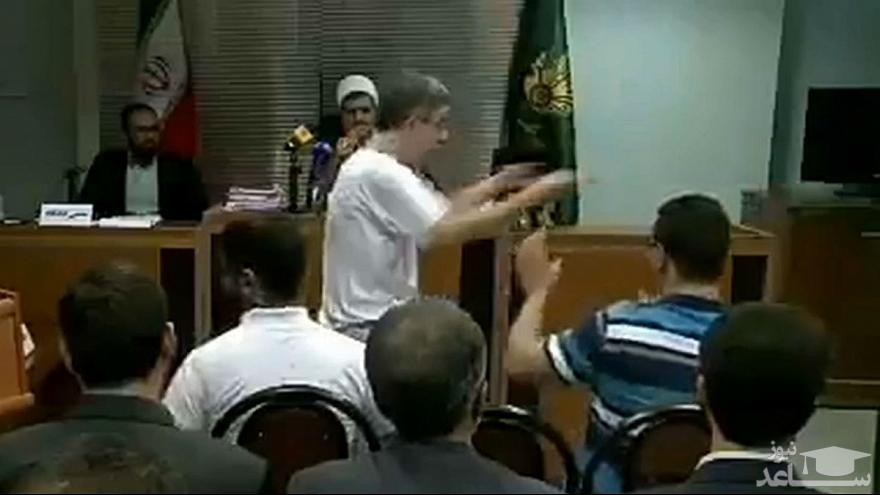 (فیلم) لباس کندن عصبی اسفندیار رحیم مشایی در دادگاه