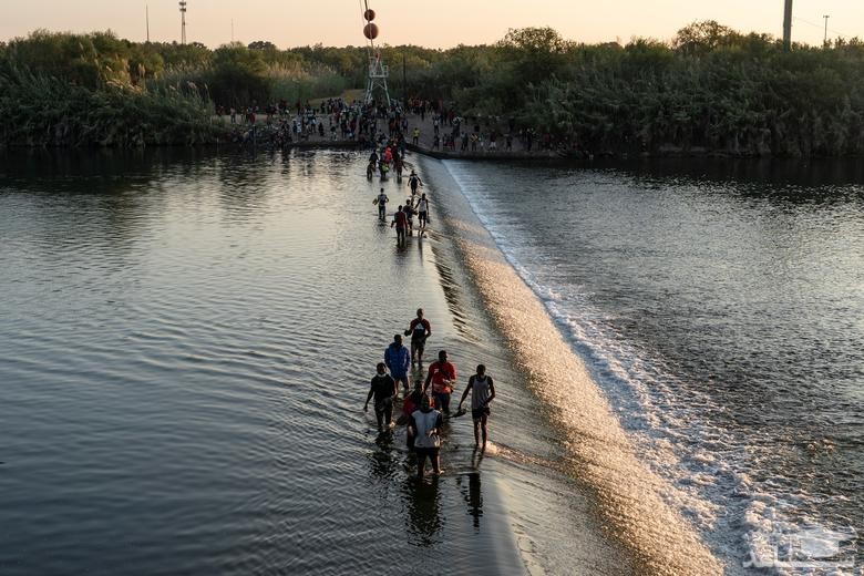 عبور پناهجویان آمریکای مرکزی از رود مرزی "ریو گرانده" بین ایالات متحده آمریکا و مکزیک/ رویترز