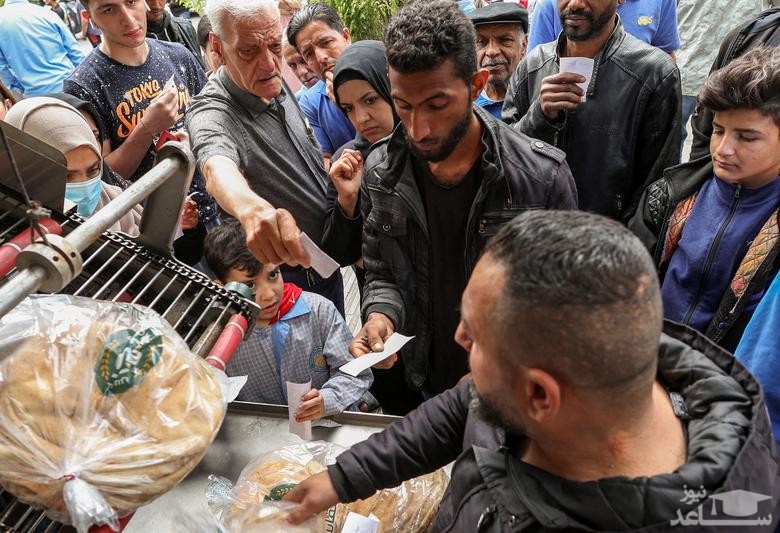 صف شلوغ خرید نان در بیروت / رویترز