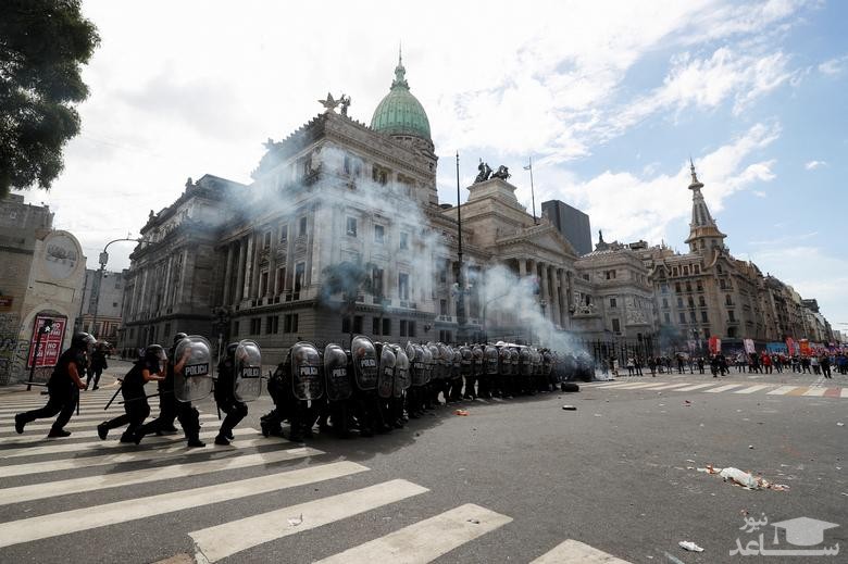 تظاهرات علیه توافقات دولت آرژانتین و صندوق بین المللی پول در مقابل ساختمان کنگره آرژانتین در شهر "بوینوس آیرس"/ رویترز