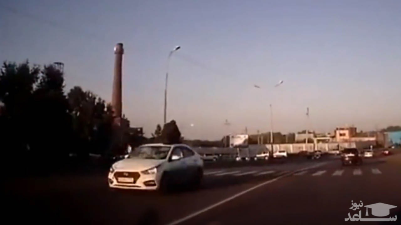 (فیلم) عابر پیاده‌ای که پس از تصادف سر از سقف ماشین در آورد