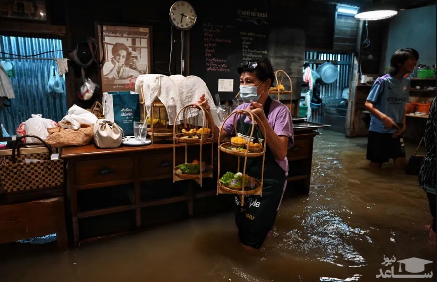وضعیت نیمکت های خیابانی یک رستوران در سیل شهر بانکوک تایلند/ رویترز و خبرگزاری فرانسه
