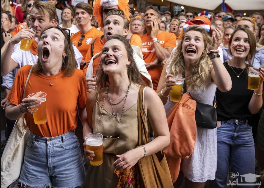 طرفداران تیم ملی فوتبال هلند در شهر آمستردام در حال تماشای بازی تیم محبوب شان با جمهوری چک در چارچوب مسابقات یورو 2020/ EPA