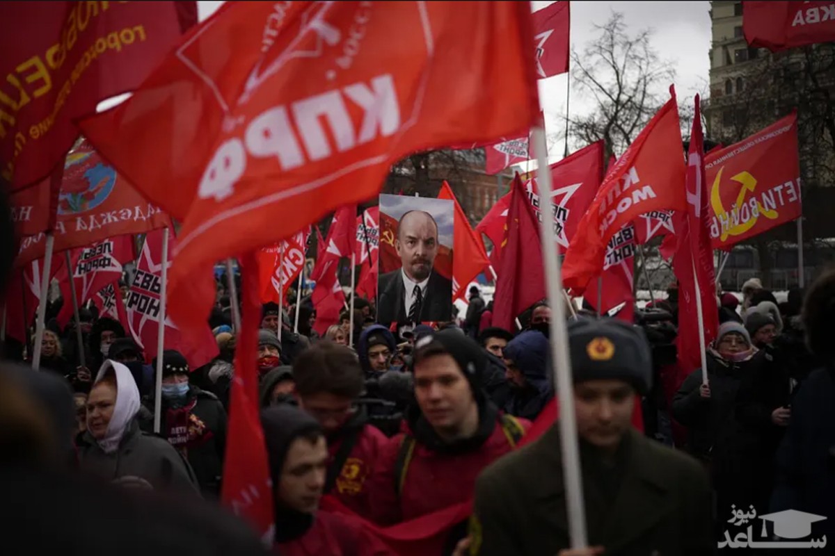 هواداران حزب کمونیست روسیه با پرچم های سرخ و تصویر "ولادیمیر لنین" بنیانگذار شوروی، در جشن های ملی روز میهن در میدان انقلاب شهر مسکو راهپیمایی می کنند./ آسوشیتدپرس