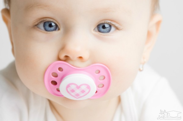 نوزاد با پستانک در دهان