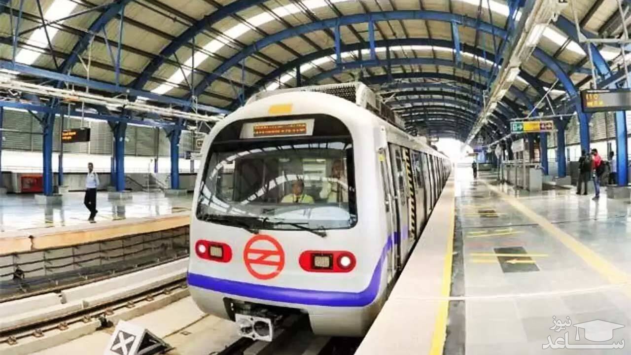 (فیلم) لحظه دلخراش هول دادن یک زن به سمت قطار در حال حرکت