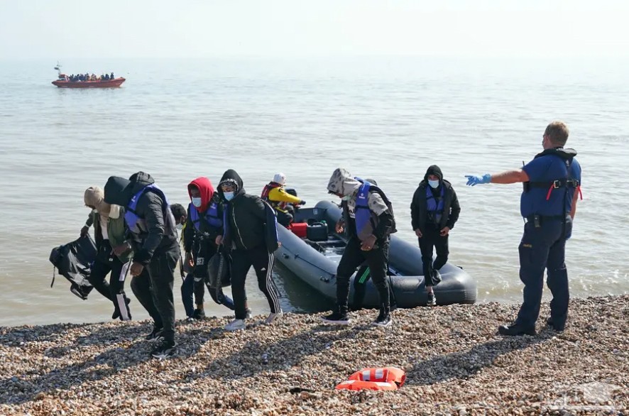 ورود پناهجویان با قایق به ساحل انگلیس