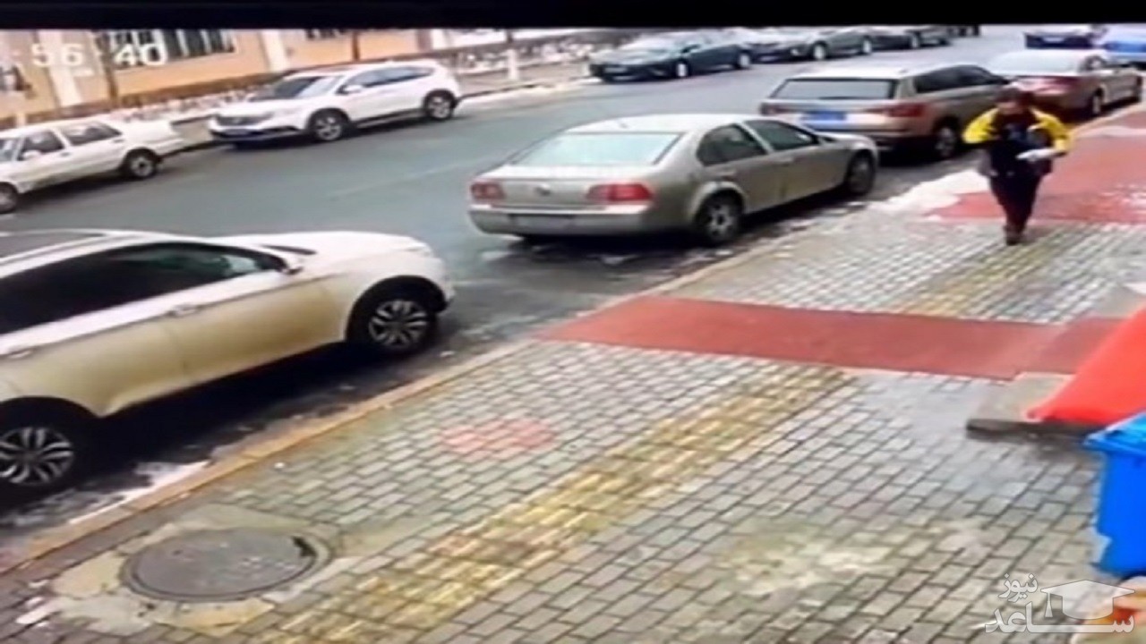 (فیلم) لحظه برخورد لاستیک ماشین بر سر یک عابرپیاده