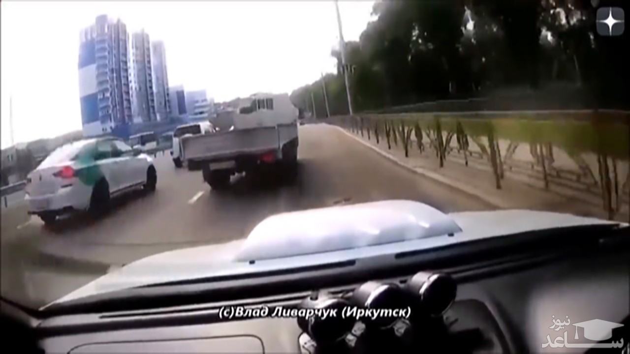 (فیلم) تصادف یک خودرو پس از لایی کشیدن در بزرگراه 