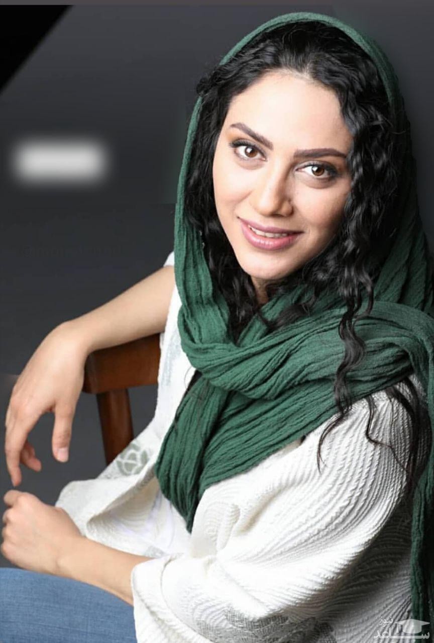 تیپ زمستانی مونا فرجاد ‌‌در ماشین ‌شخصی اش