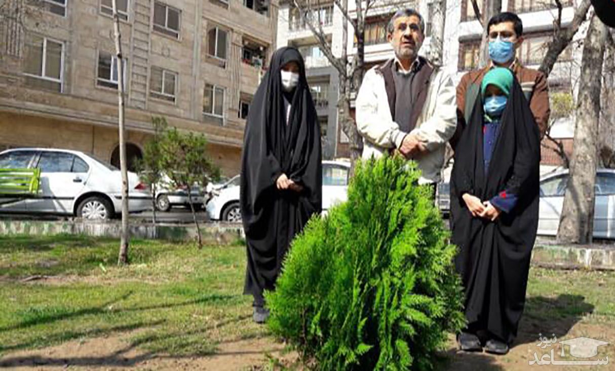 درختکاری احمدی‌نژاد و نوه هایش در میدان 72 نارمک +فیلم