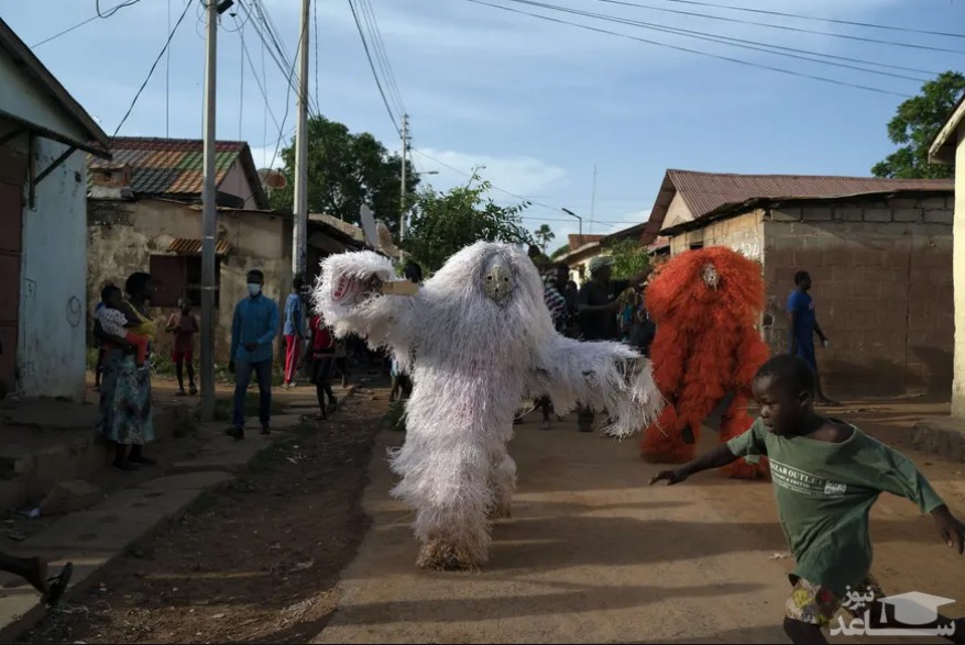 پوشیدن لباس " کانکورانگ" – نماد نظم و عدالت و محافظت در برابر شر - در جریان یک جشنواره آیینی در کشور آفریقایی گامبیا/ آسوشیتدپرس
