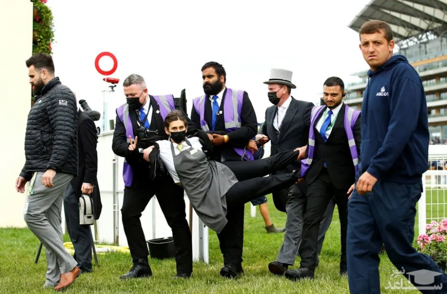 بیرون کردن یک فعال محیط زیستی معترض از پیست مسابقات اسب سواری سلطنتی بریتانیا/ رویترز