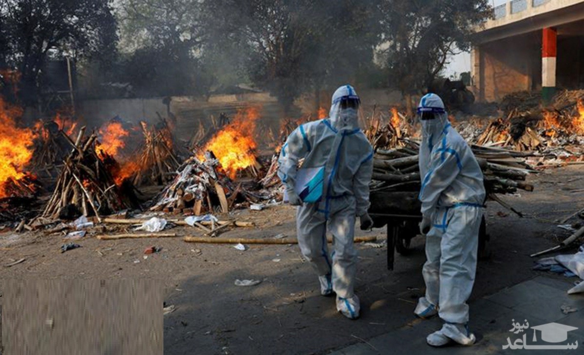 (عکس) کارگر خسته و بی رمق هندی در محل سوزاندن اجساد کرونایی