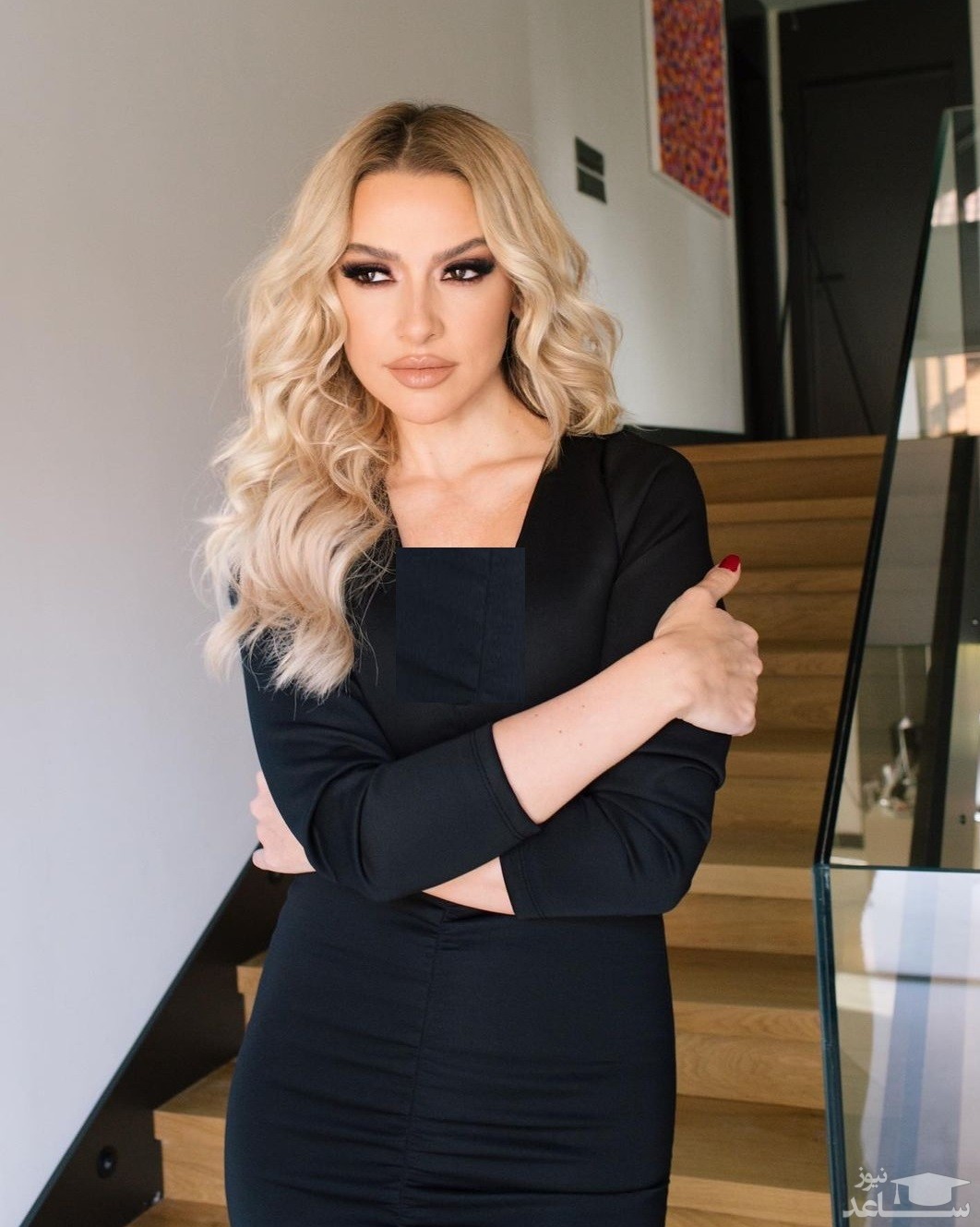 پوست حادیثه با لباس مشکی جذاب