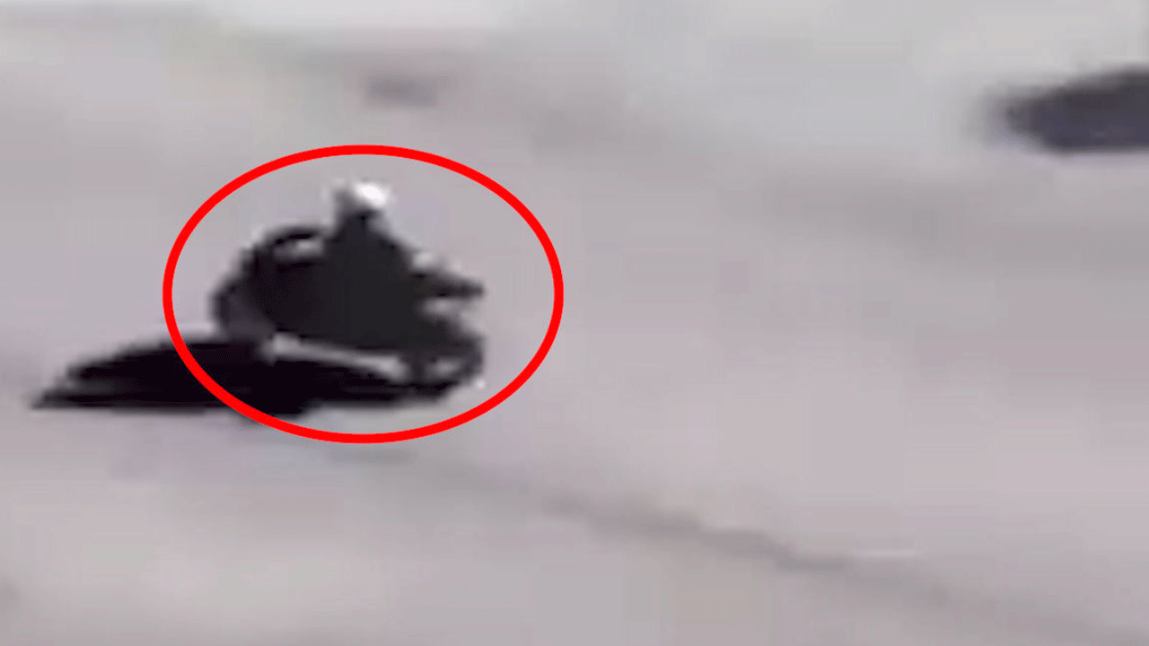 (فیلم) تصادف موتورسوار فراری با سرعت ۱۶۰ کیلومتر 