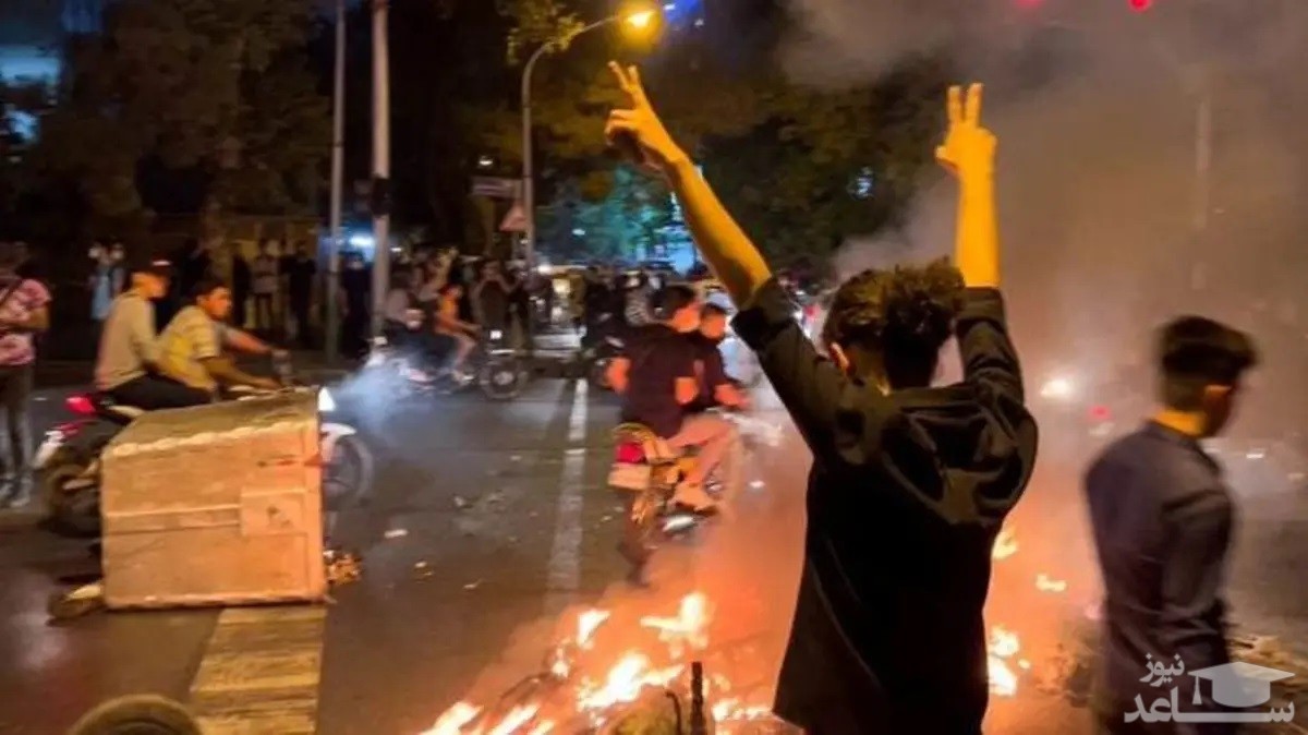 (فیلم +16) لحظه به شهادت رسیدن یک بسیجی در قروه توسط اغتشاشگران
