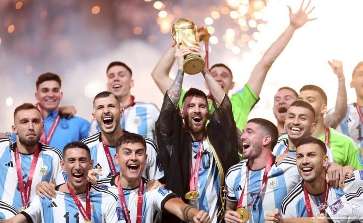 (فیلم) شیرجه بازیکن آرژانتینی داخل سطل آشغال از فرط خوشحالی