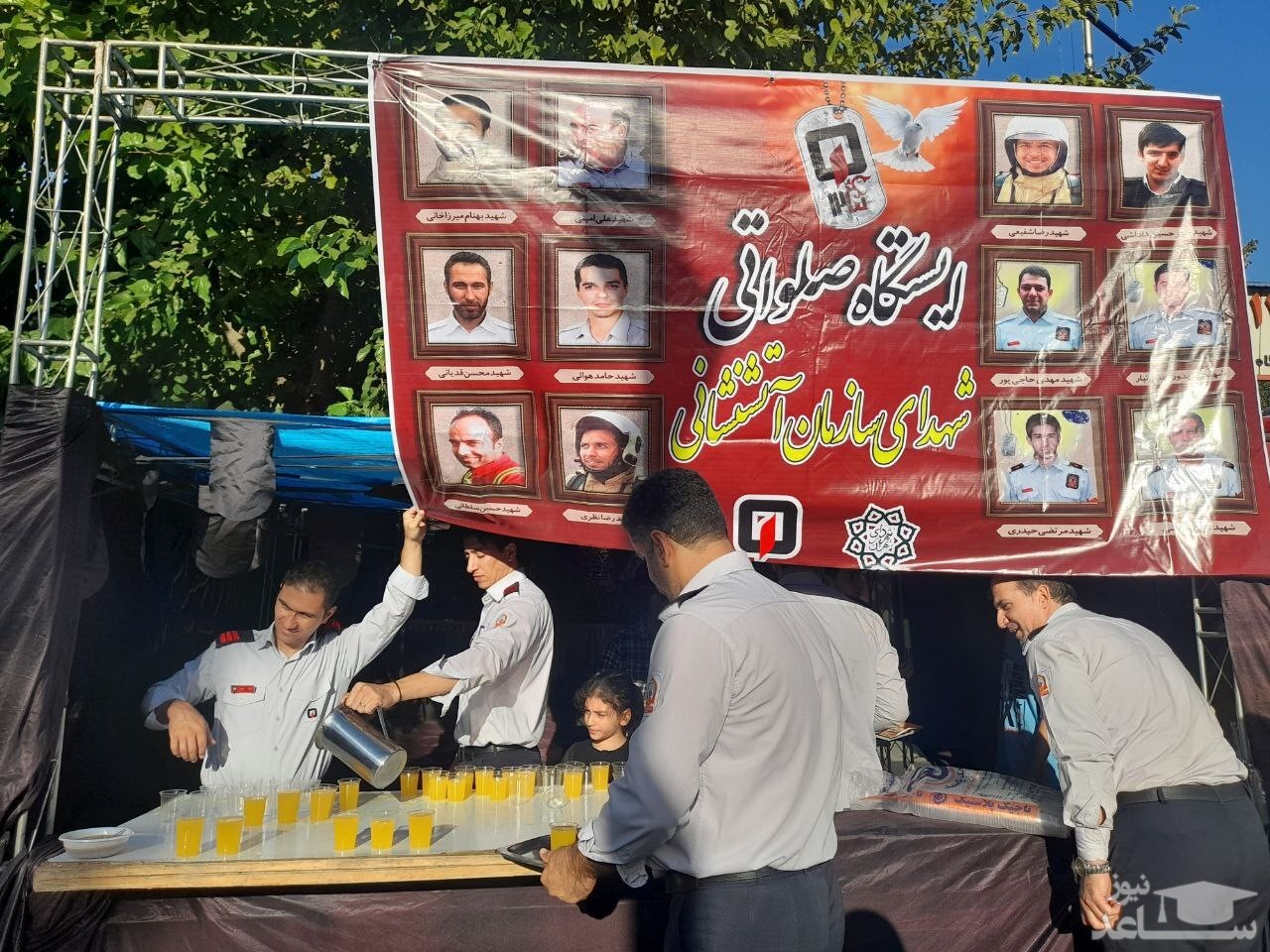 پوستر خدمت رسانی به مردم در پیاده روی اربعین حسینی تهران