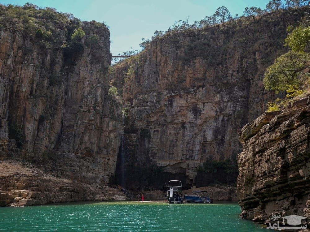 سقوط صخره غول پیکر روی قایق‌های گردشگران