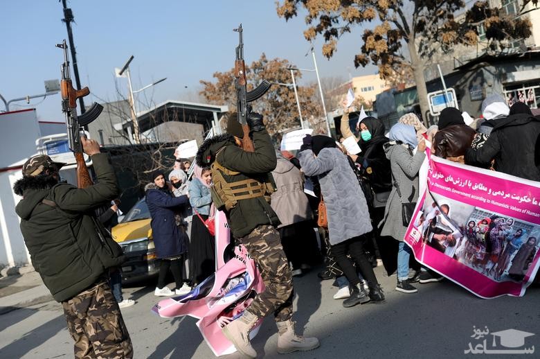 نیروهای طالبان در شهر کابل در جریان تظاهرات زنان علیه قوانین محدود کننده طالبان برضد زنان افغانستان تیر هوایی می زنند./ رویترز