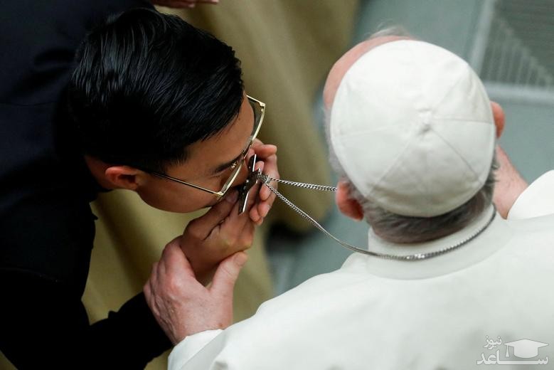 بوسه بر گردنبند صلیب پاپ فرانسیس در جریان مراسم آیینی "هفته مقدس" در واتیکان/ رویترز
