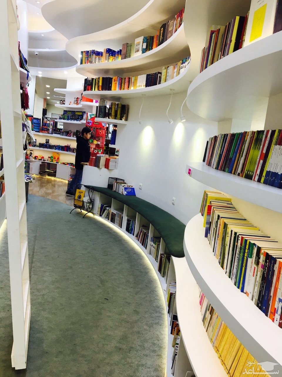 کتاب فروشی اسکای سنتر لواسان