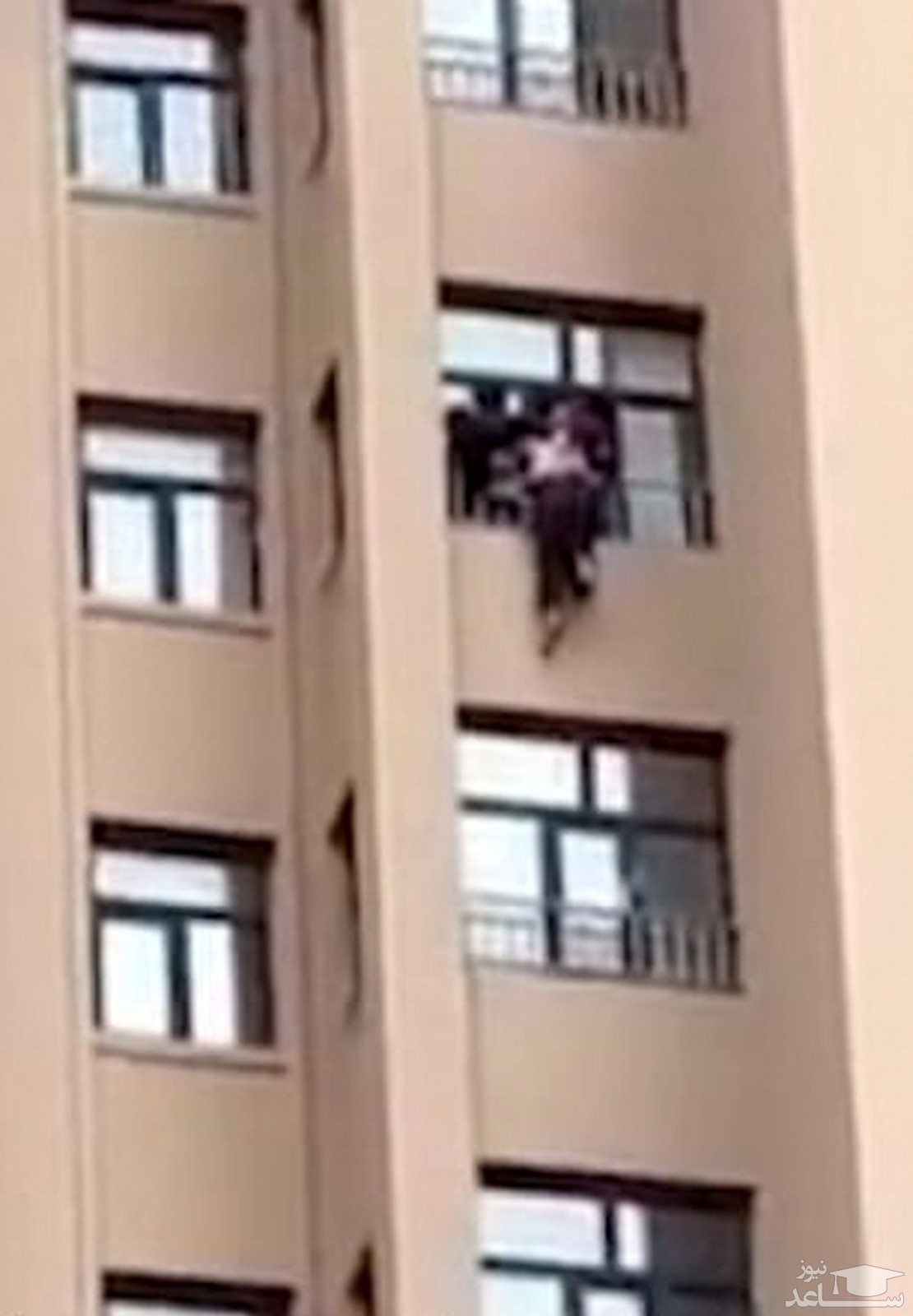 (فیلم) نجات پیرزن درحال سقوط از طبقه دوازدهم