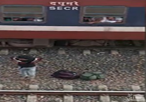 (فیلم) اقدام ناشیانه یک دانش آموز در خوابیدن بر روی ریل قطار