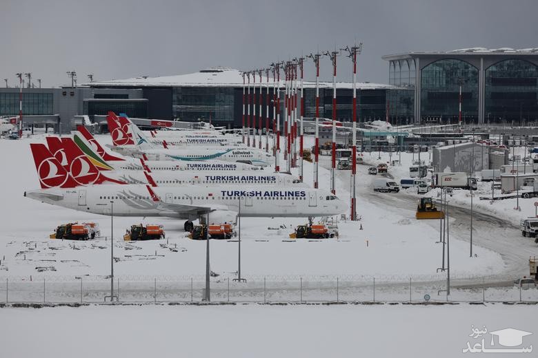 زمین گیر شدن هواپیماهای شرکت "ترکیش ایرلاینز" ترکیه در فرودگاه استانبول در اثر بارش برف کم سابقه/ رویترز