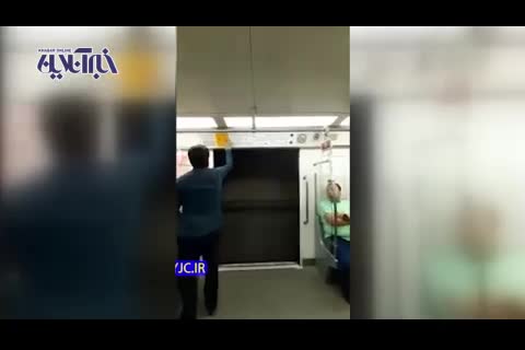 (فیلم) حرکت مترو تهران با در باز!