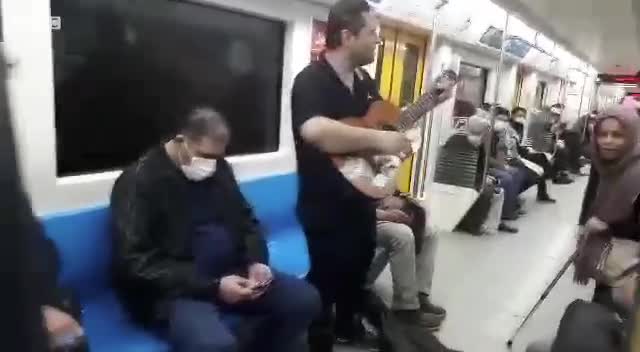 (فیلم) اجرای جالب ترانه «قوزک پا» در مترو تهران