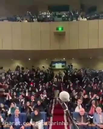 (فیلم) همخوانی ترانه «خونه مادربزرگه» در دانشگاه تهران