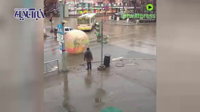 (فیلم) مردی که هم با خودروها مشکل دارد و هم با آب!
