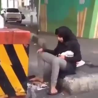 ویدئویی تلخ از دختر دستفروش در سرمای زمستان