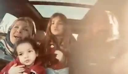 (فیلم) همخوانی زیبای رضا صادقی با همسر و دخترانش