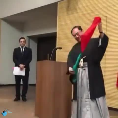(فیلم) شعبده بازی سفیر ژاپن در تهران با پرچم ایران