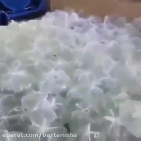 آب آشامیدنی در کیسه فریز برای سیل زدگان لرستان