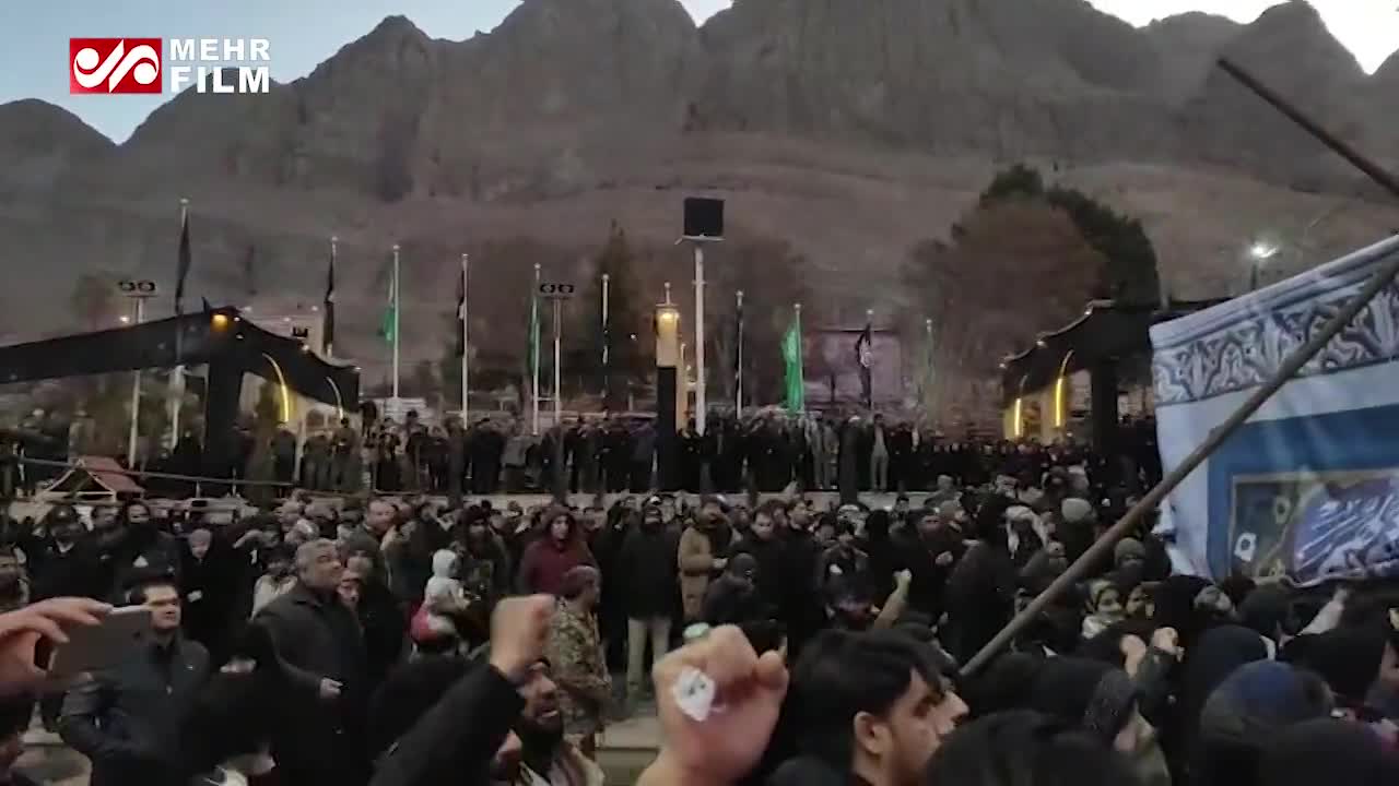 (فیلم) اعلام خبر حمله موشکی سپاه هنگام تدفین حاج قاسم