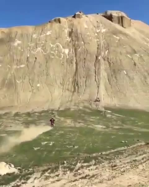 (فیلم) سقوط موتورسوار پس از بالا رفتن از تپه