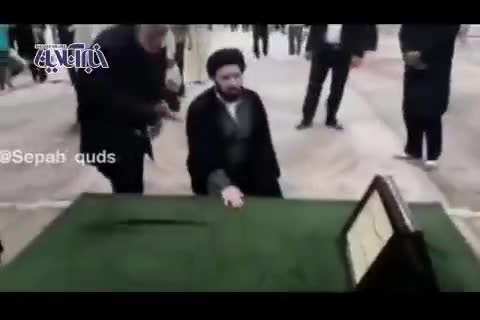 (فیلم) واکنش سید علی خمینی به مردمی که می‌خواهند دستش را ببوسند